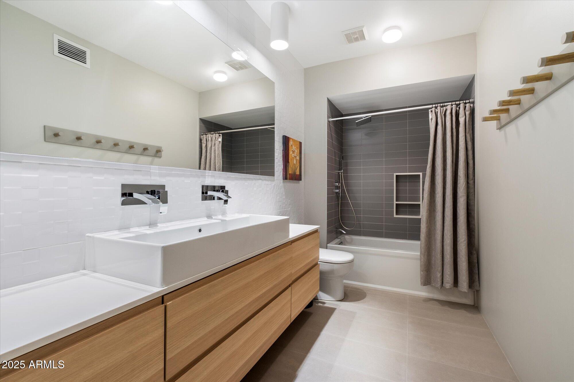 25 West Frier Drive Phoenix, AZ 85021 - Photo 29 of 43 a bathroom with a bathtub a sink and a mirror