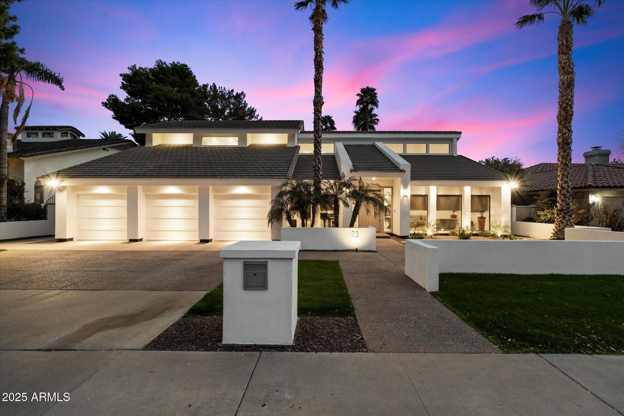 25 West Frier Drive Phoenix, AZ 85021 - Photo 40 of 43 a front view of a house with garden