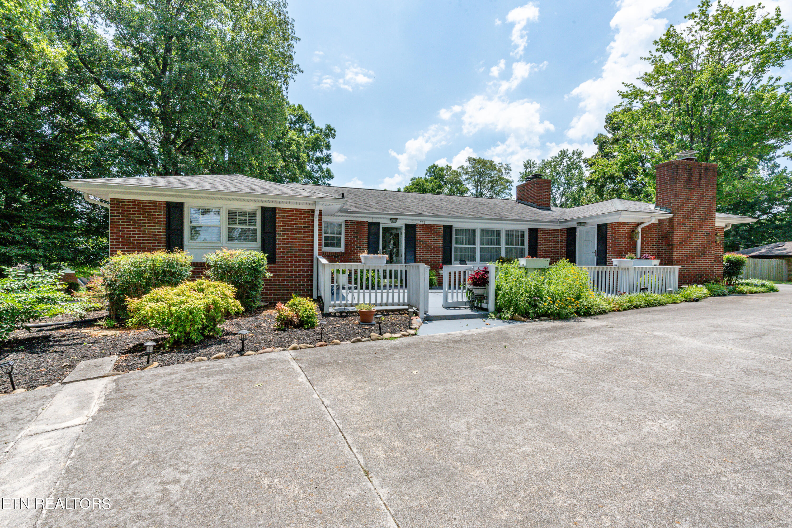 553 West Hunt Road Alcoa, TN 37701 - Photo 3 of 48 DSC_9502