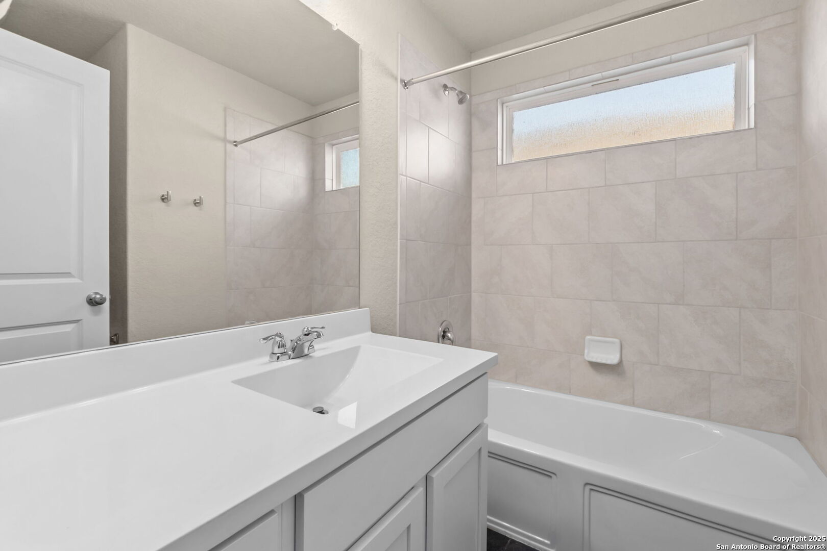 10306 Midsummer Meadow Converse, TX 78109 - Photo 7 of 20 a bathroom with a sink and a bathtub