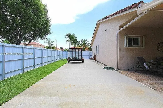 a view of a backyard