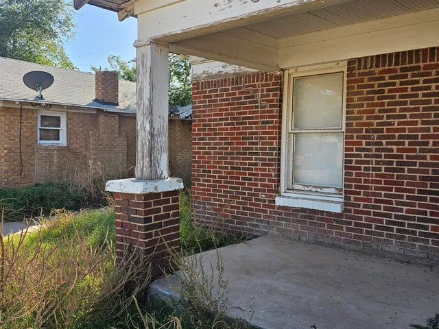 a view of back yard of the house