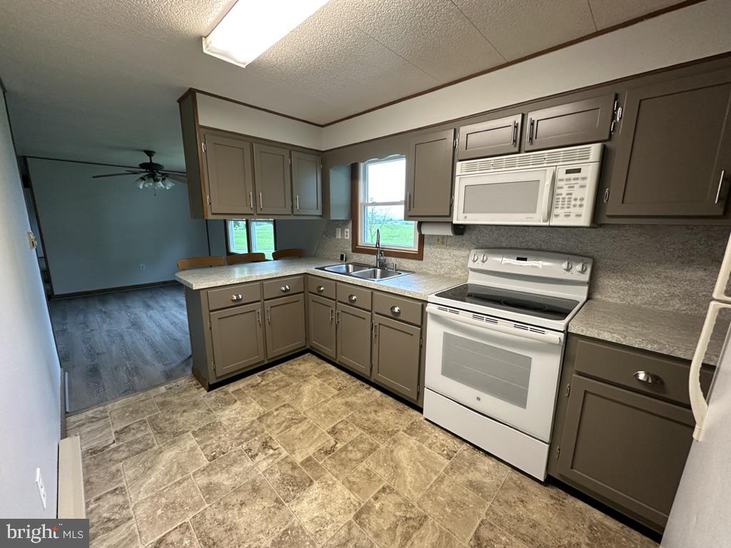3027 Crottlestown Road Chambersburg, PA 17202 - Photo 3 of 19 Kitchen