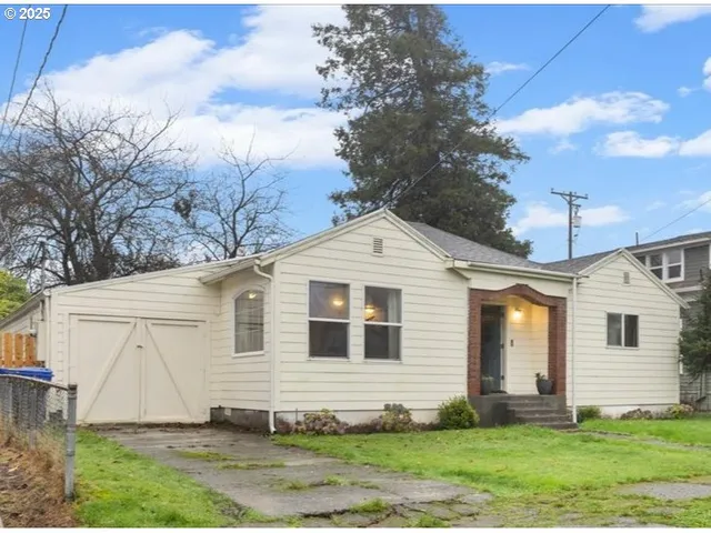 $325,000 | 2305 7th Street, Tillamook, OR 97141