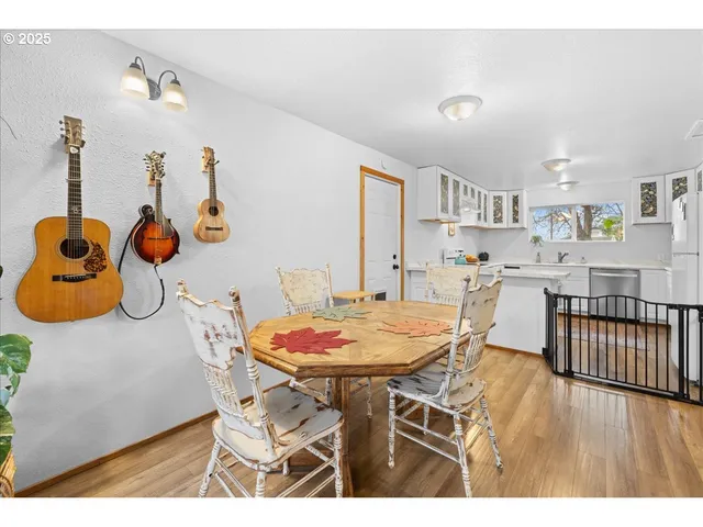 $325,000 | 2305 7th Street, Tillamook, OR 97141