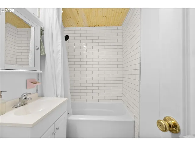 $325,000 | 2305 7th Street, Tillamook, OR 97141