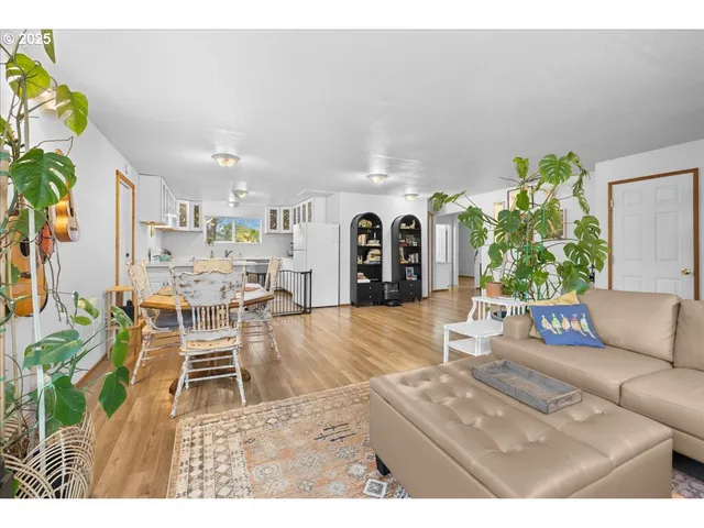 $325,000 | 2305 7th Street, Tillamook, OR 97141