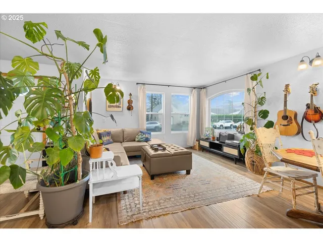 $325,000 | 2305 7th Street, Tillamook, OR 97141