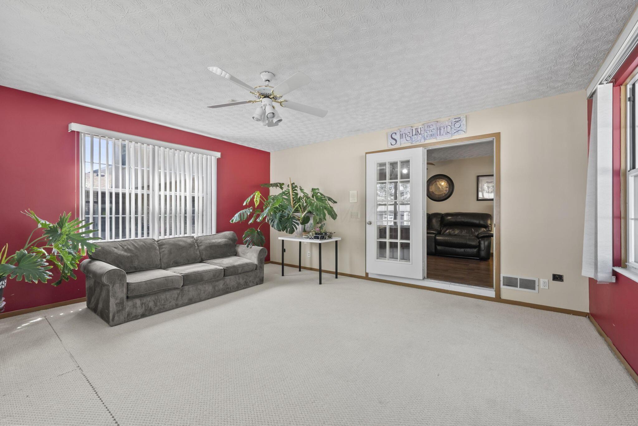 3290 Pine Valley Road Columbus, OH 43219 - Photo 18 of 39 Living Room