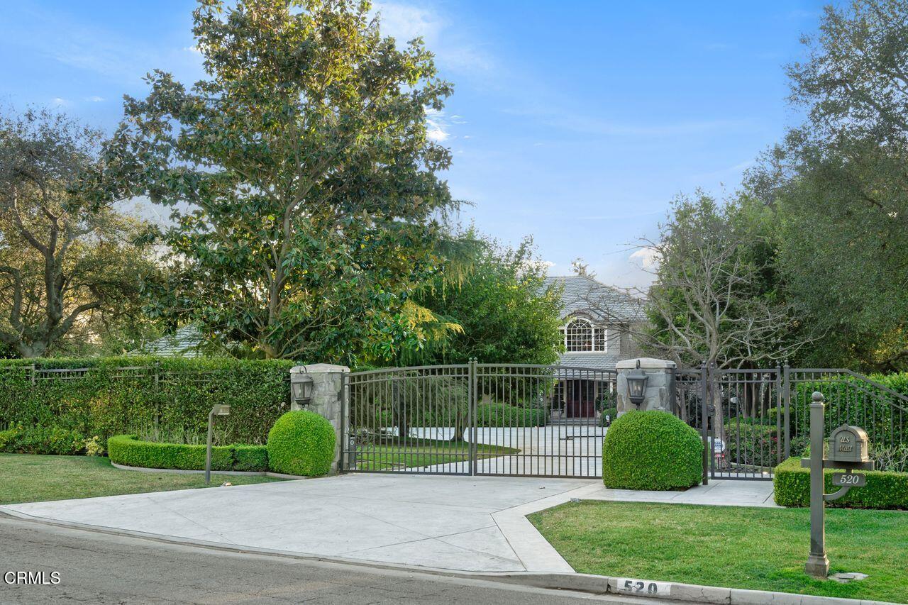 520 Georgian Road La Canada Flintridge, CA 91011 - Photo 2 of 75 a view of a entertaining space