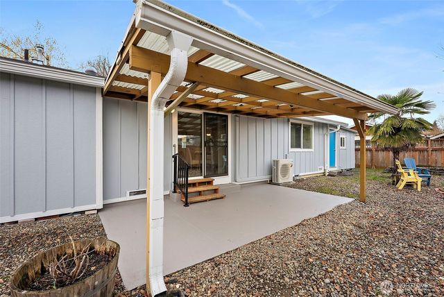 a view of a house with backyard and porch