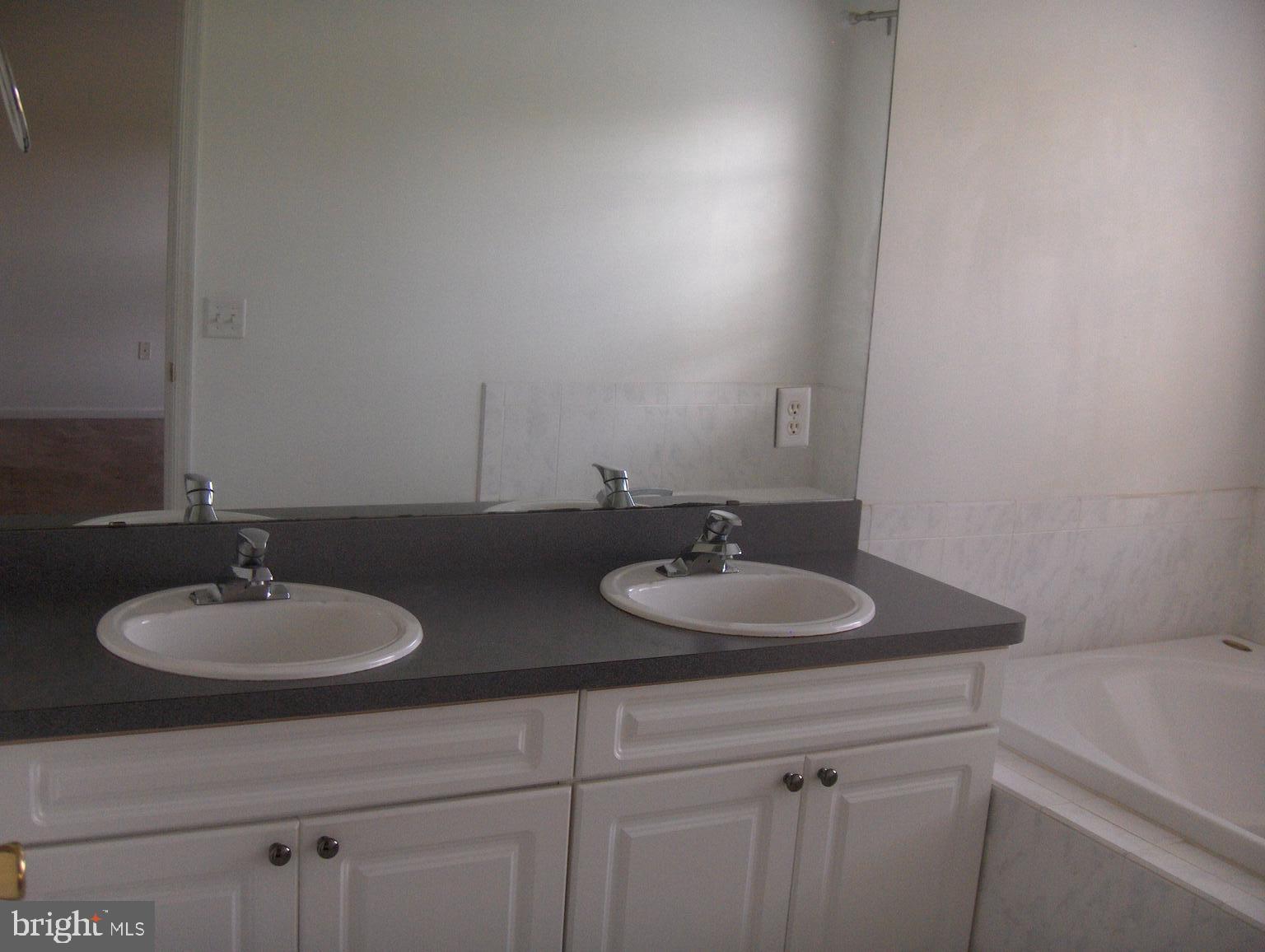 9 Tennyson Road Hightstown, NJ 08520 - Photo 15 of 42 main bedroom bath