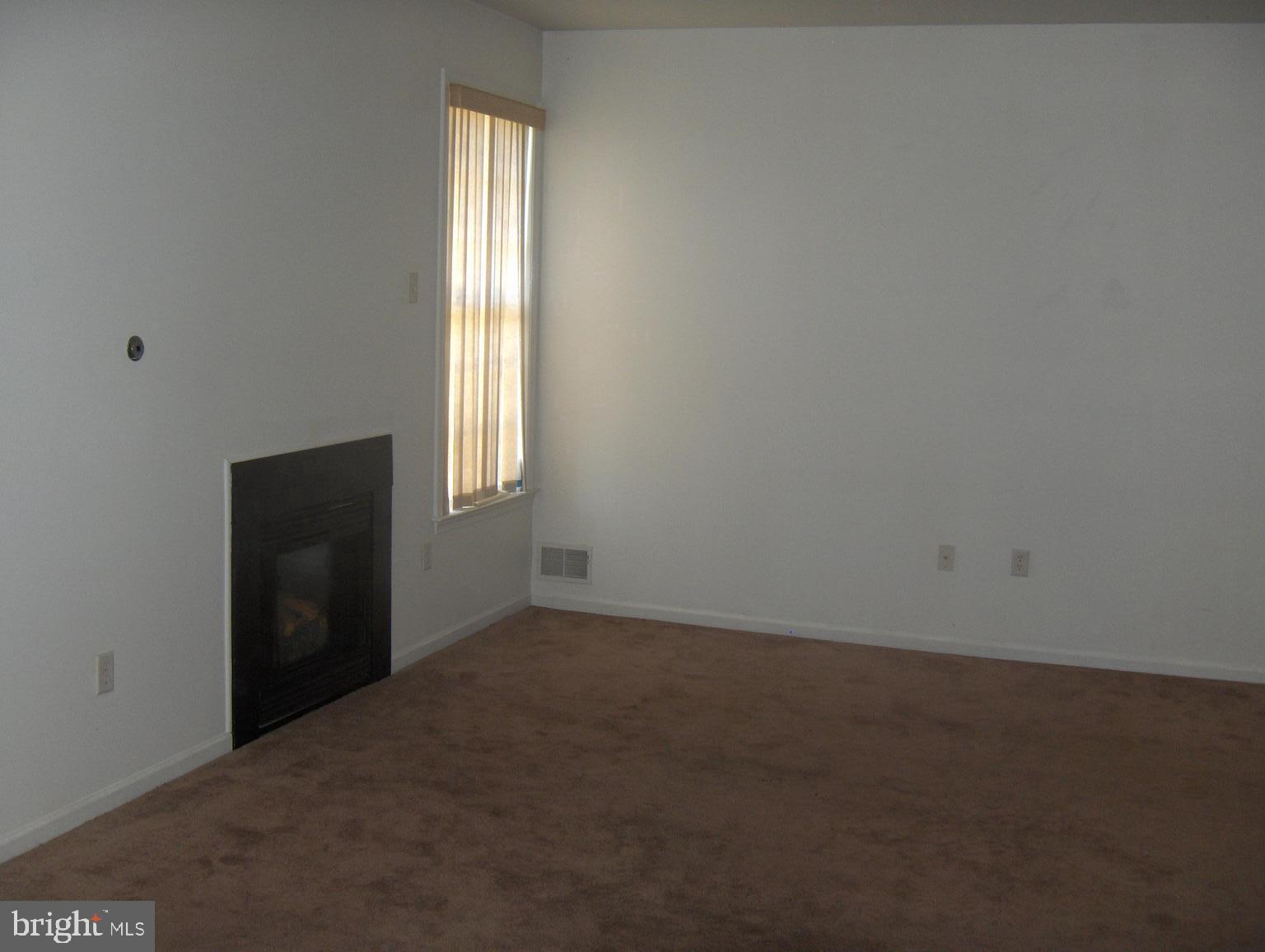 9 Tennyson Road Hightstown, NJ 08520 - Photo 4 of 42 living room gas fireplace