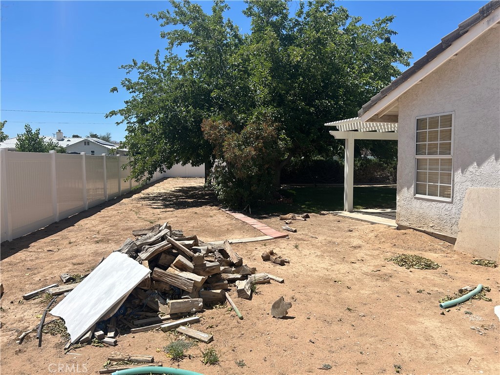20187 Itasca Road Apple Valley, CA 92308 - Photo 33 of 35 a view of a backyard of a house