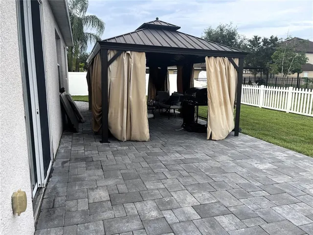 a view of a back yard