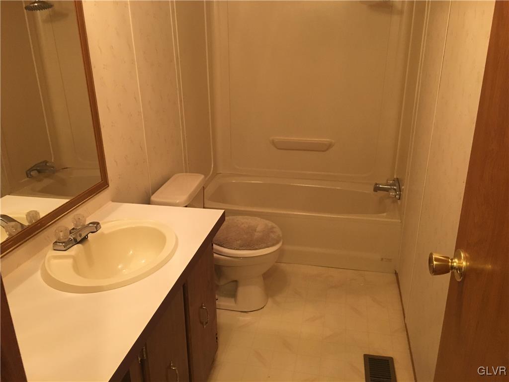 229 Molly Pitcher Road Mount Bethel, PA 18343 - Photo 6 of 13 Gallery Image 6