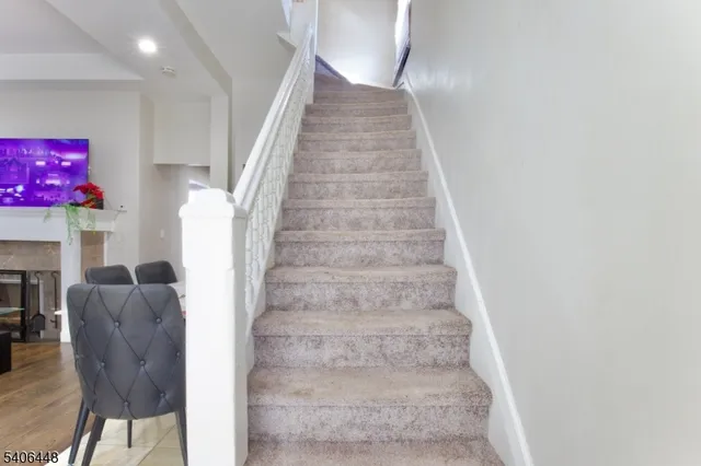 a view of entryway with a workspace