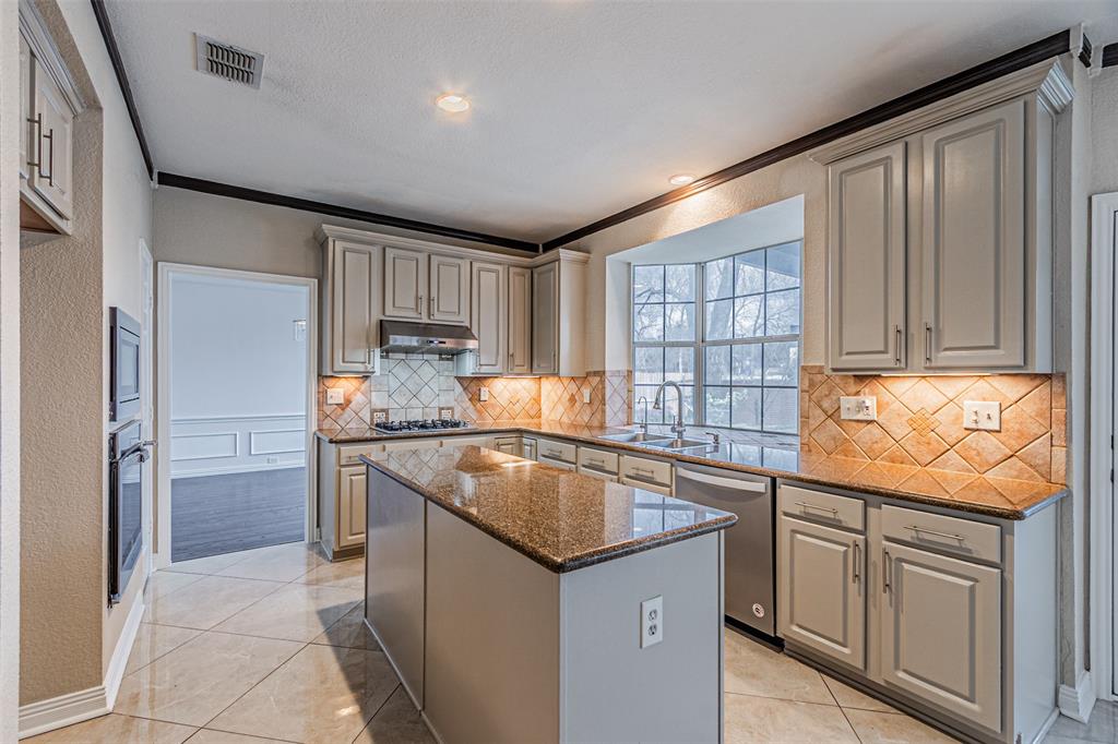 1907 New Haven Road Grapevine, TX 76051 - Photo 6 of 34 a kitchen with granite countertop a sink stove and refrigerator