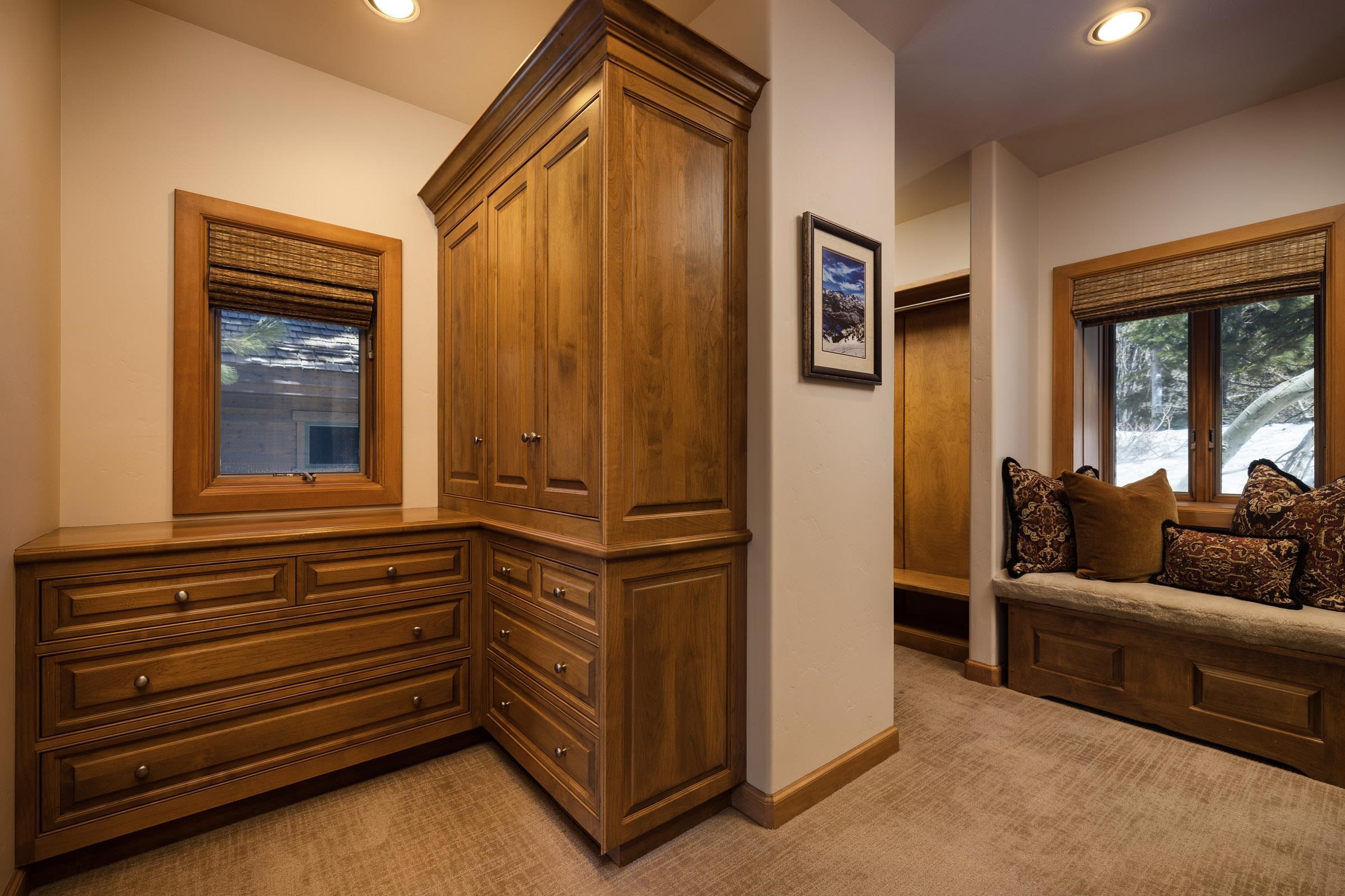 285 Juniper Road Mammoth Lakes, CA 93546 - Photo 20 of 38 a living room with furniture and a window