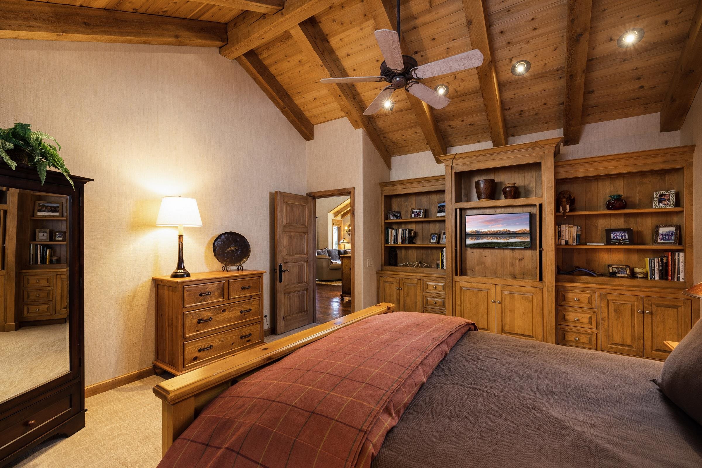 285 Juniper Road Mammoth Lakes, CA 93546 - Photo 22 of 38 a bed room with a bed and dresser