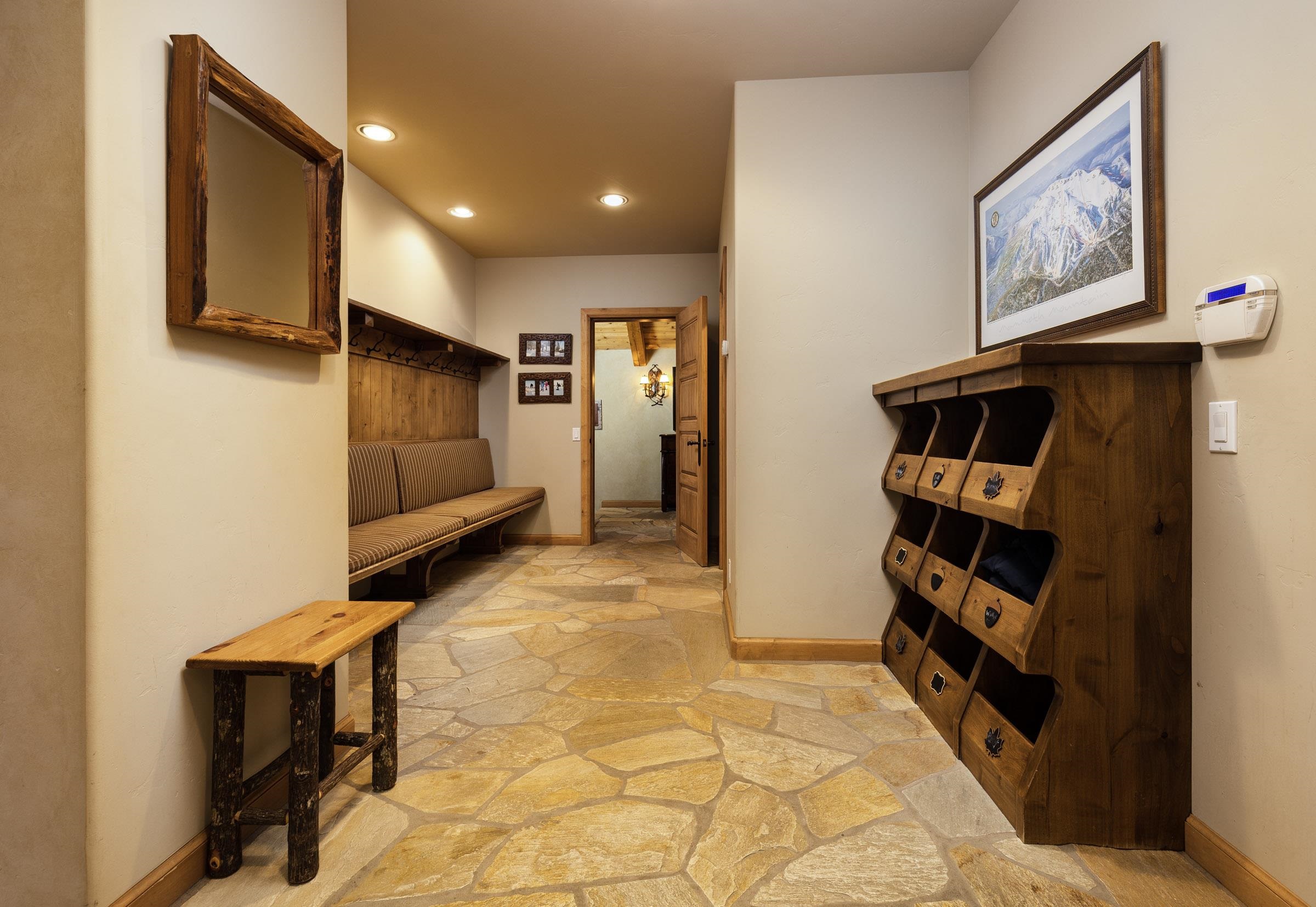 285 Juniper Road Mammoth Lakes, CA 93546 - Photo 35 of 38 a view of an entryway with furniture