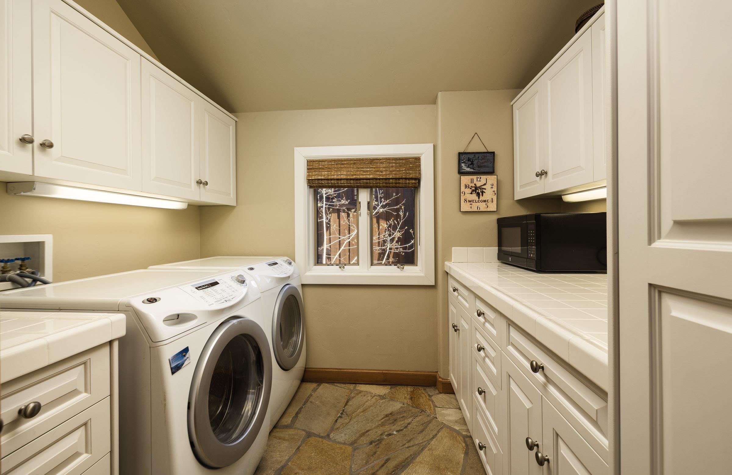 285 Juniper Road Mammoth Lakes, CA 93546 - Photo 36 of 38 a utility room with dryer and washer