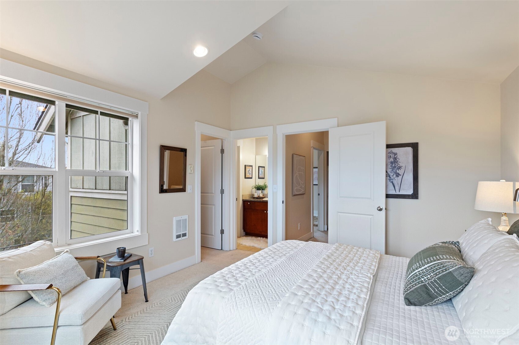 9501 Interlake Avenue North Seattle, WA 98103 - Photo 19 of 36