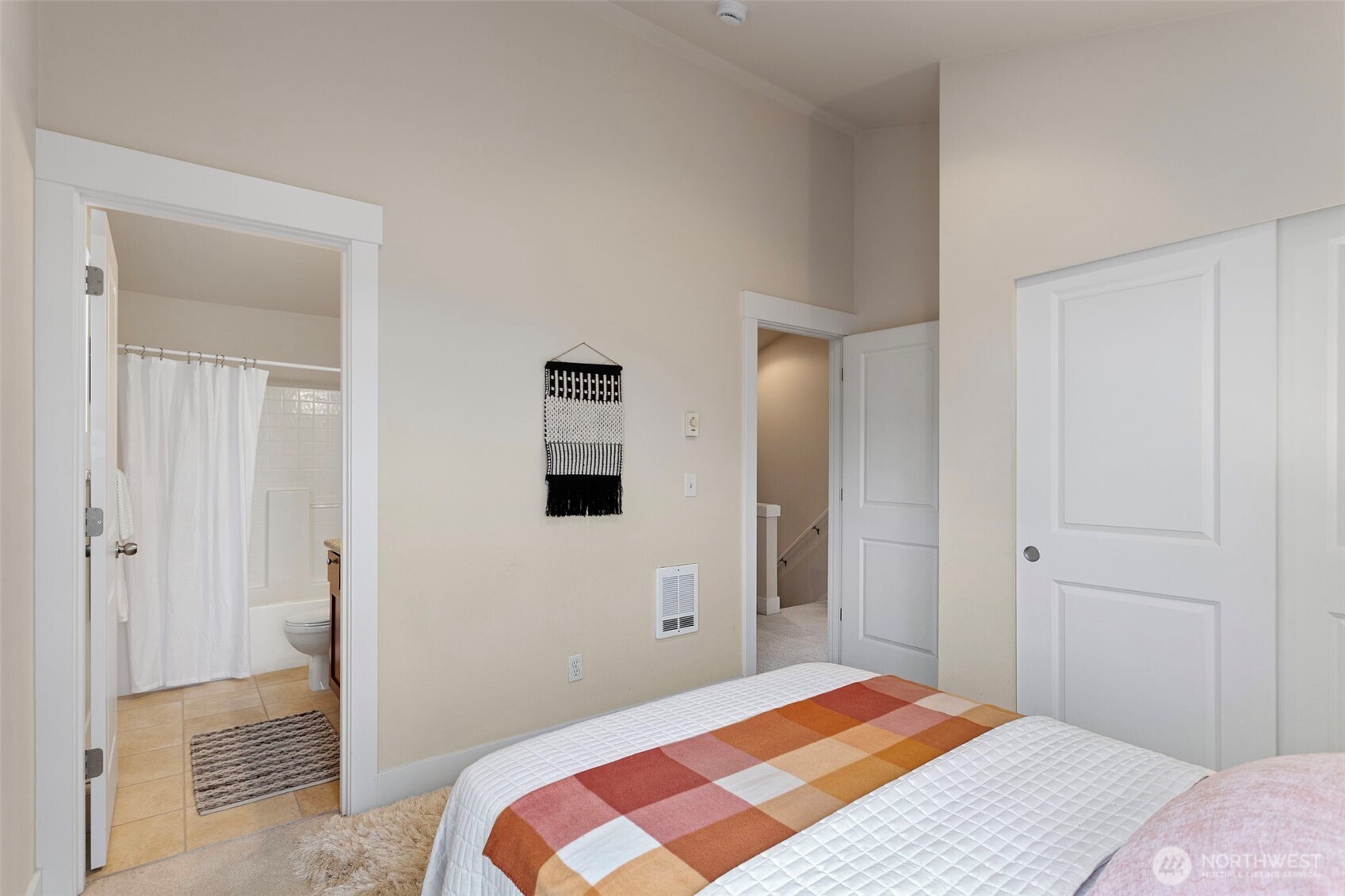 9501 Interlake Avenue North Seattle, WA 98103 - Photo 25 of 36