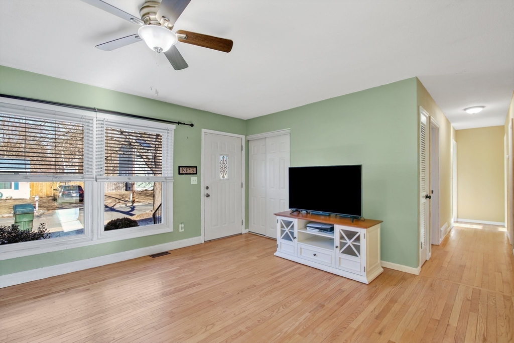 25 Chipmunk Road Springfield, MA 01108 - Photo 3 of 37 Gallery Image 3