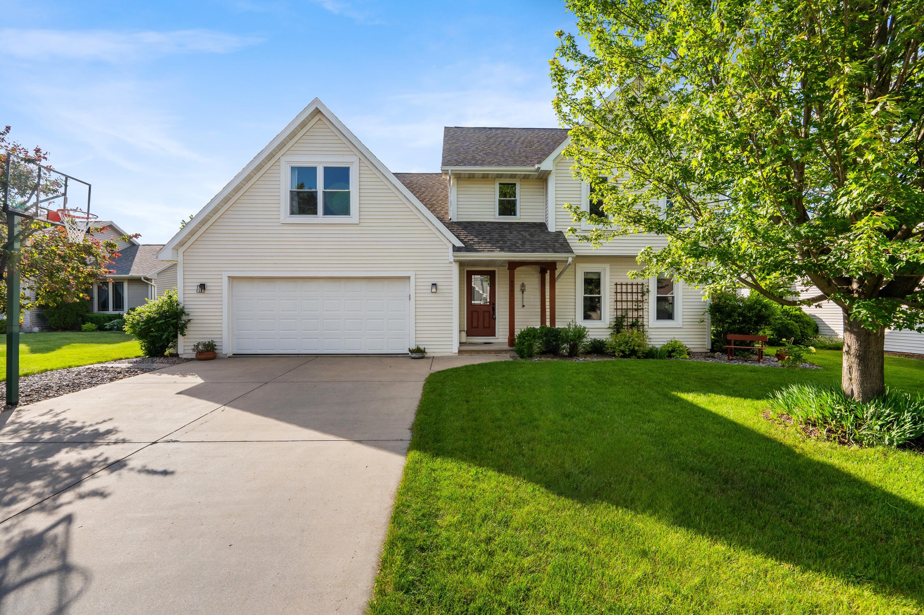4501 North Stonebridge Court Appleton, WI 54913 - Photo 1 of 47 Welcoming Front View