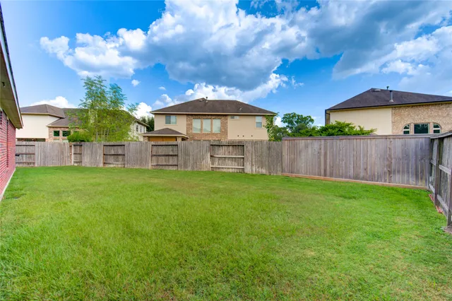a view of a house with backyard and garden