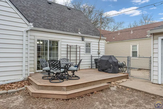 $185,000 | 1944 Southwest Bowman Court, Topeka, KS 66604