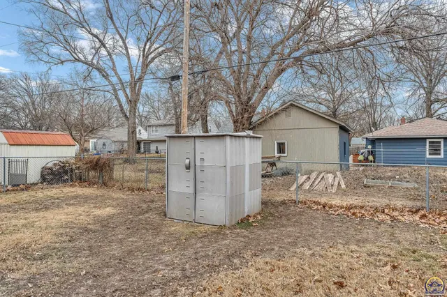 $185,000 | 1944 Southwest Bowman Court, Topeka, KS 66604