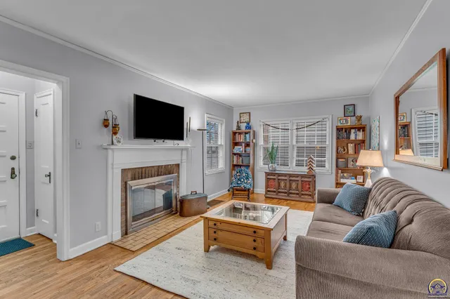 $185,000 | 1944 Southwest Bowman Court, Topeka, KS 66604