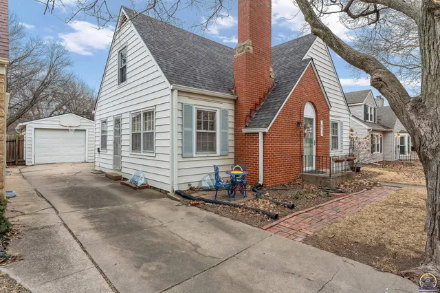 $185,000 | 1944 Southwest Bowman Court, Topeka, KS 66604