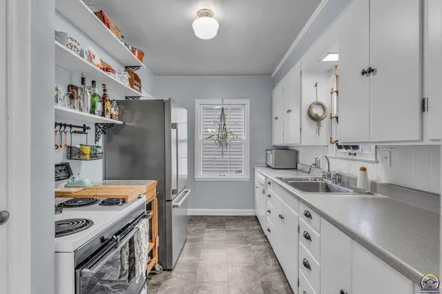 $185,000 | 1944 Southwest Bowman Court, Topeka, KS 66604