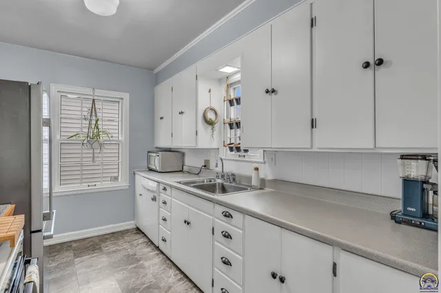 $185,000 | 1944 Southwest Bowman Court, Topeka, KS 66604