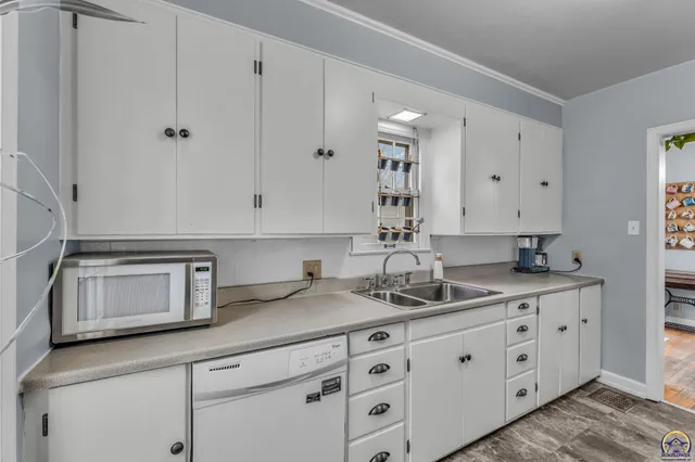 $185,000 | 1944 Southwest Bowman Court, Topeka, KS 66604