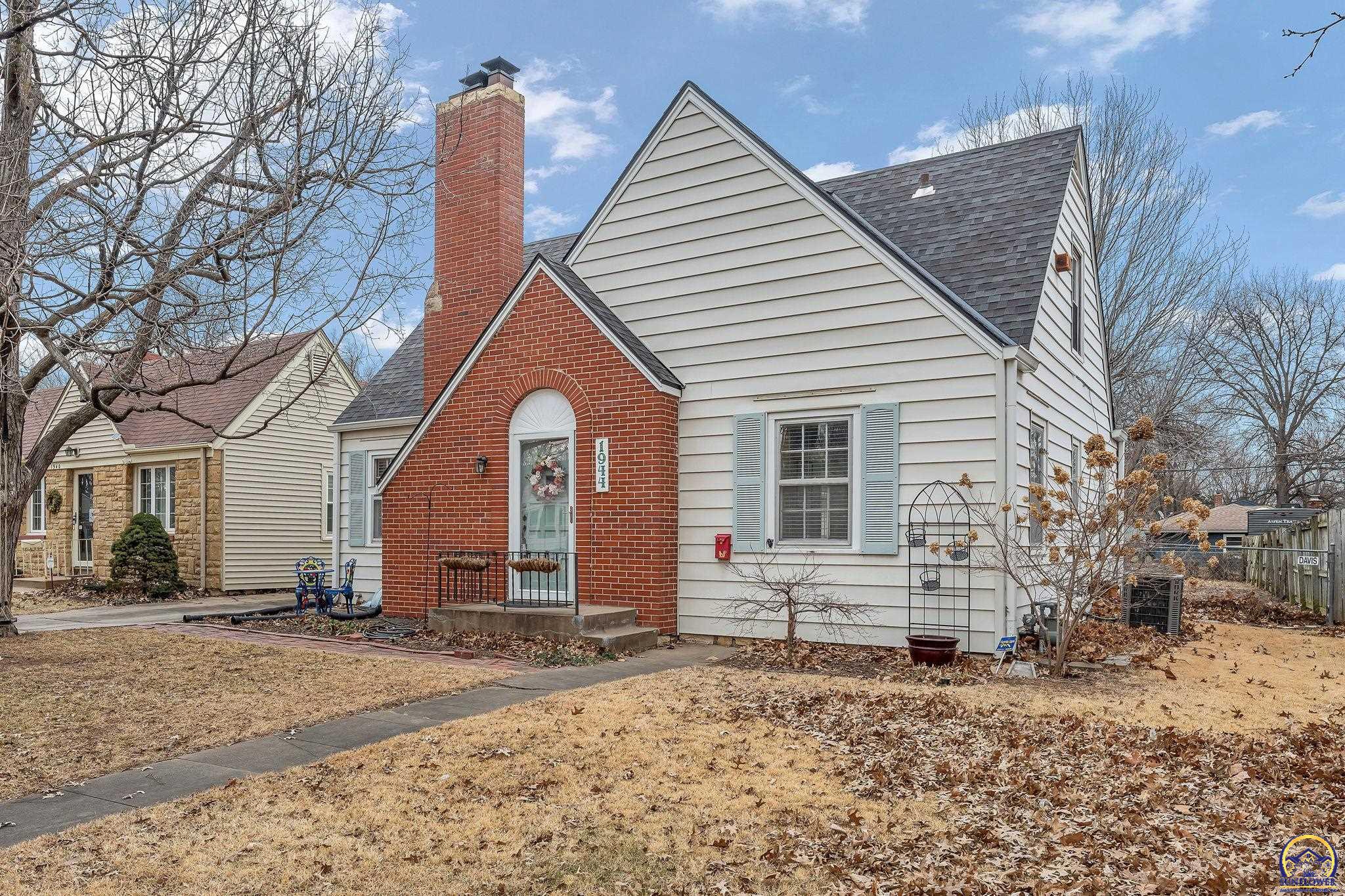 1944 Southwest Bowman Court Topeka, KS 66604 - Photo 3 of 42