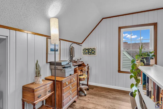 $185,000 | 1944 Southwest Bowman Court, Topeka, KS 66604