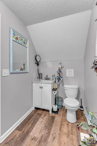 $185,000 | 1944 Southwest Bowman Court, Topeka, KS 66604