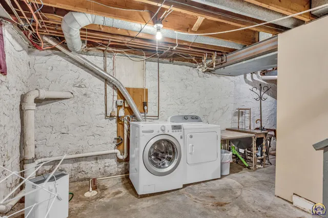 $185,000 | 1944 Southwest Bowman Court, Topeka, KS 66604