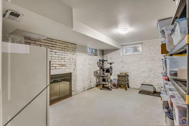 $185,000 | 1944 Southwest Bowman Court, Topeka, KS 66604