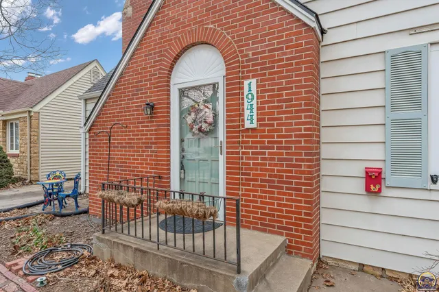 $185,000 | 1944 Southwest Bowman Court, Topeka, KS 66604