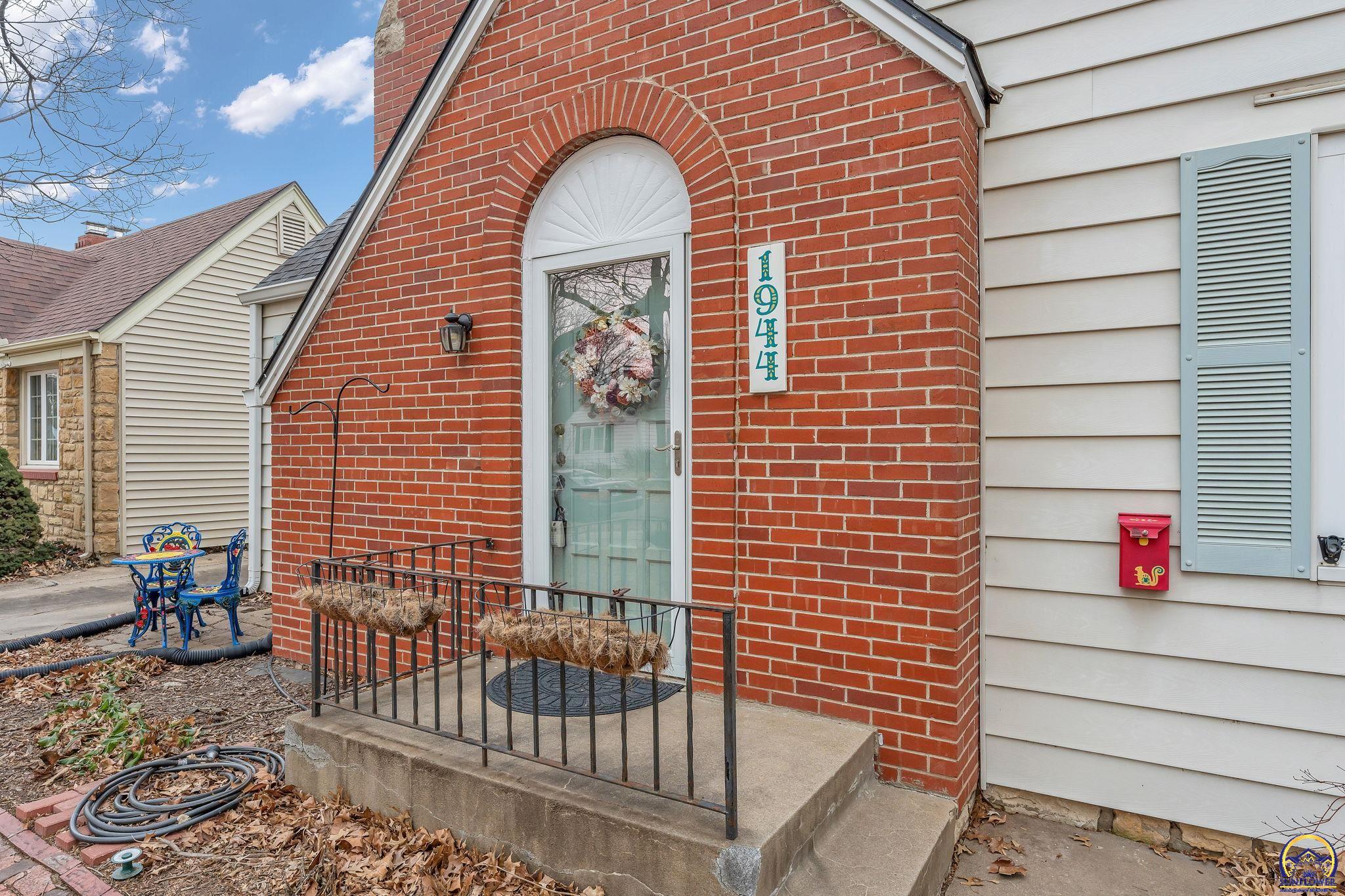 1944 Southwest Bowman Court Topeka, KS 66604 - Photo 5 of 42