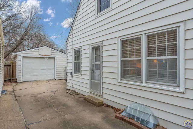 $185,000 | 1944 Southwest Bowman Court, Topeka, KS 66604
