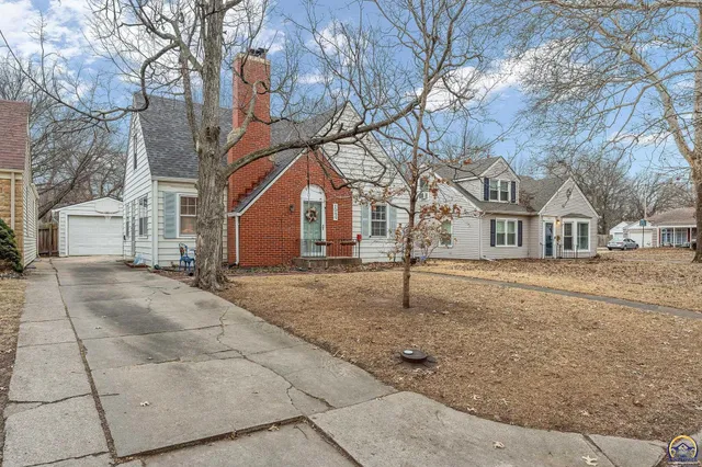 $185,000 | 1944 Southwest Bowman Court, Topeka, KS 66604
