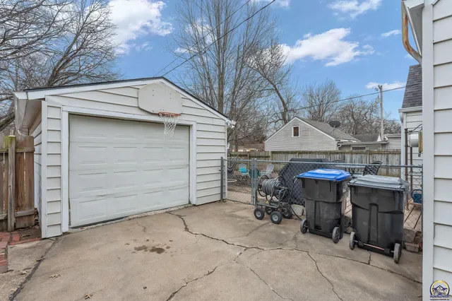 $185,000 | 1944 Southwest Bowman Court, Topeka, KS 66604