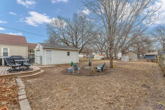 $185,000 | 1944 Southwest Bowman Court, Topeka, KS 66604