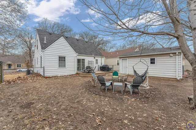 $185,000 | 1944 Southwest Bowman Court, Topeka, KS 66604
